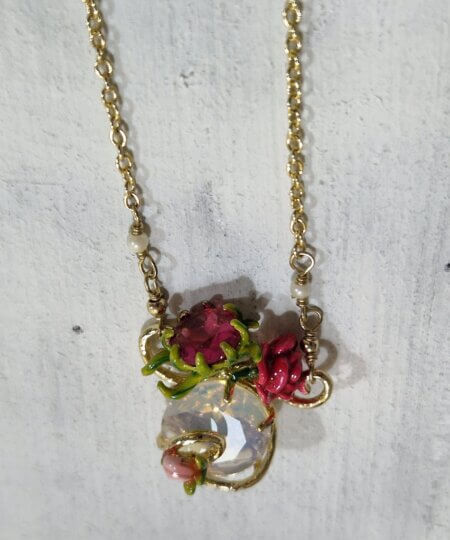 Collana Les Nèrèides tema Floreale con Rose e gioielli