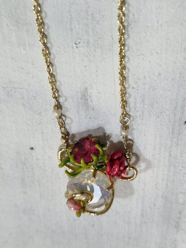 Collana Les Nèrèides tema Floreale con Rose e gioielli